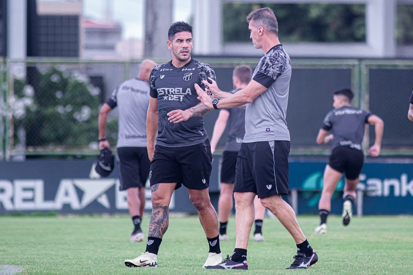 Em Porangabuçu, Vagner Mancini orienta treino de bolas paradas