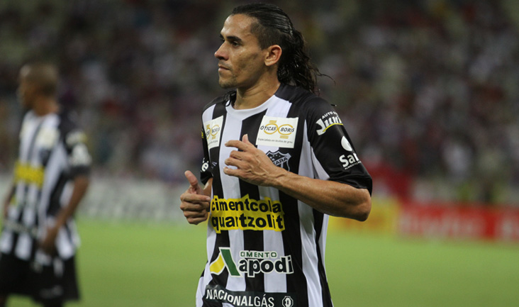 Lateral-esquerdo Vicente não vai encarar o Vila Nova