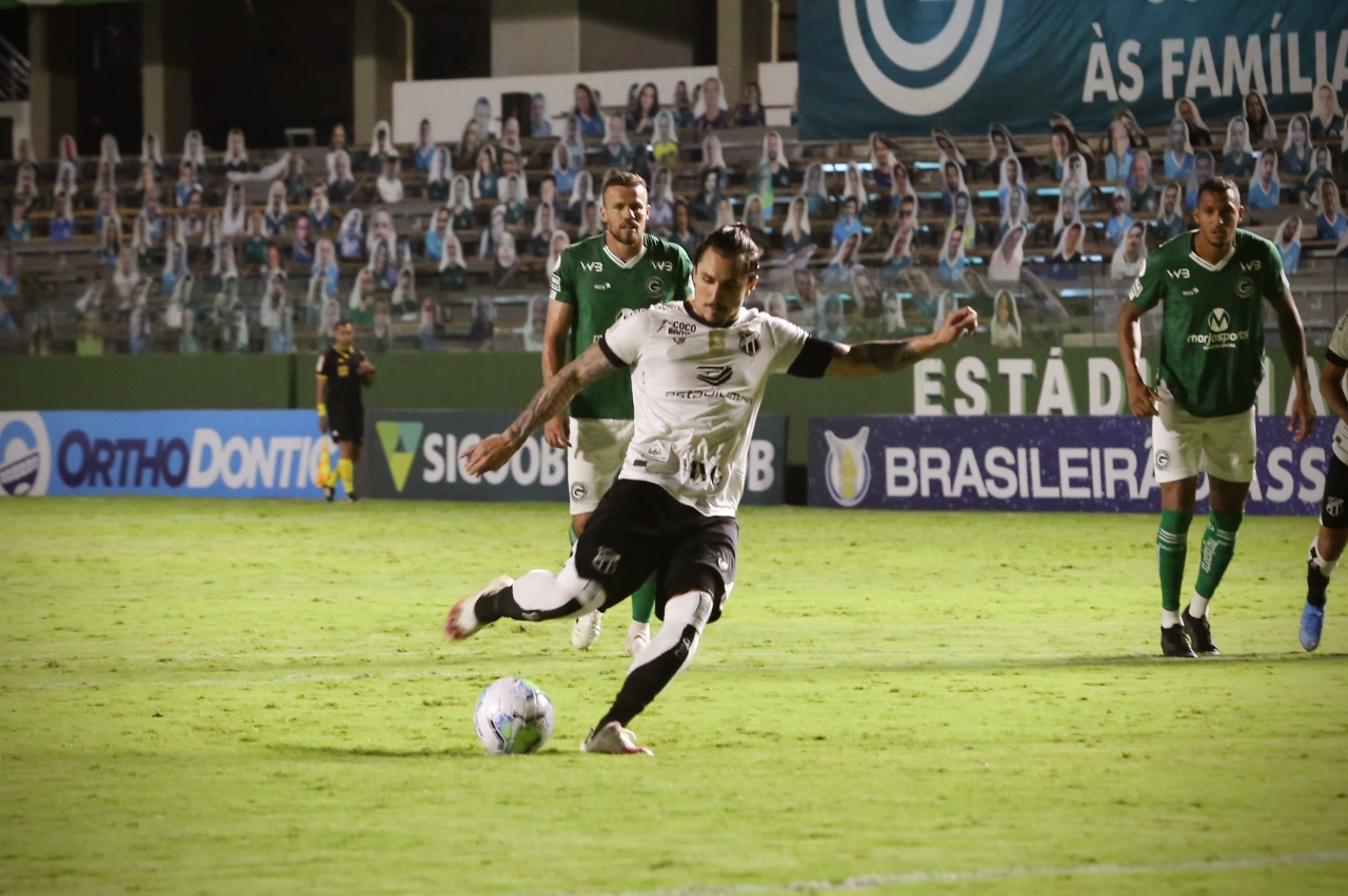 Em mais uma noite inspirada, Vina comanda vitória alvinegra e se torna líder de assistências do Brasileirão