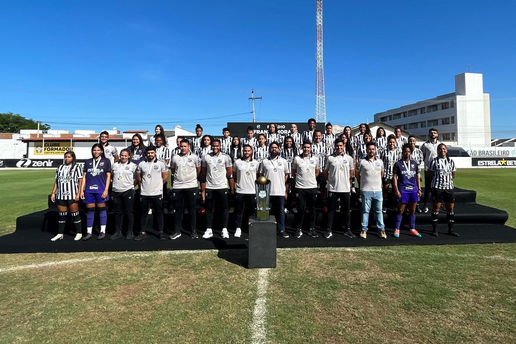 Fut. Feminino: Ainda em comemoração aos títulos estaduais, elencos adulto e Sub-17 participam de sessão de fotos dos títulos