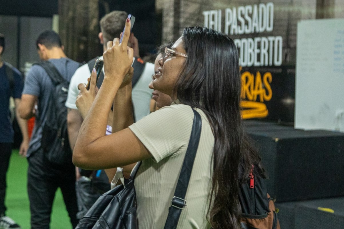 Estudantes de Jornalismo da UFC participam de visita guiada para conhecer instalações do Ceará