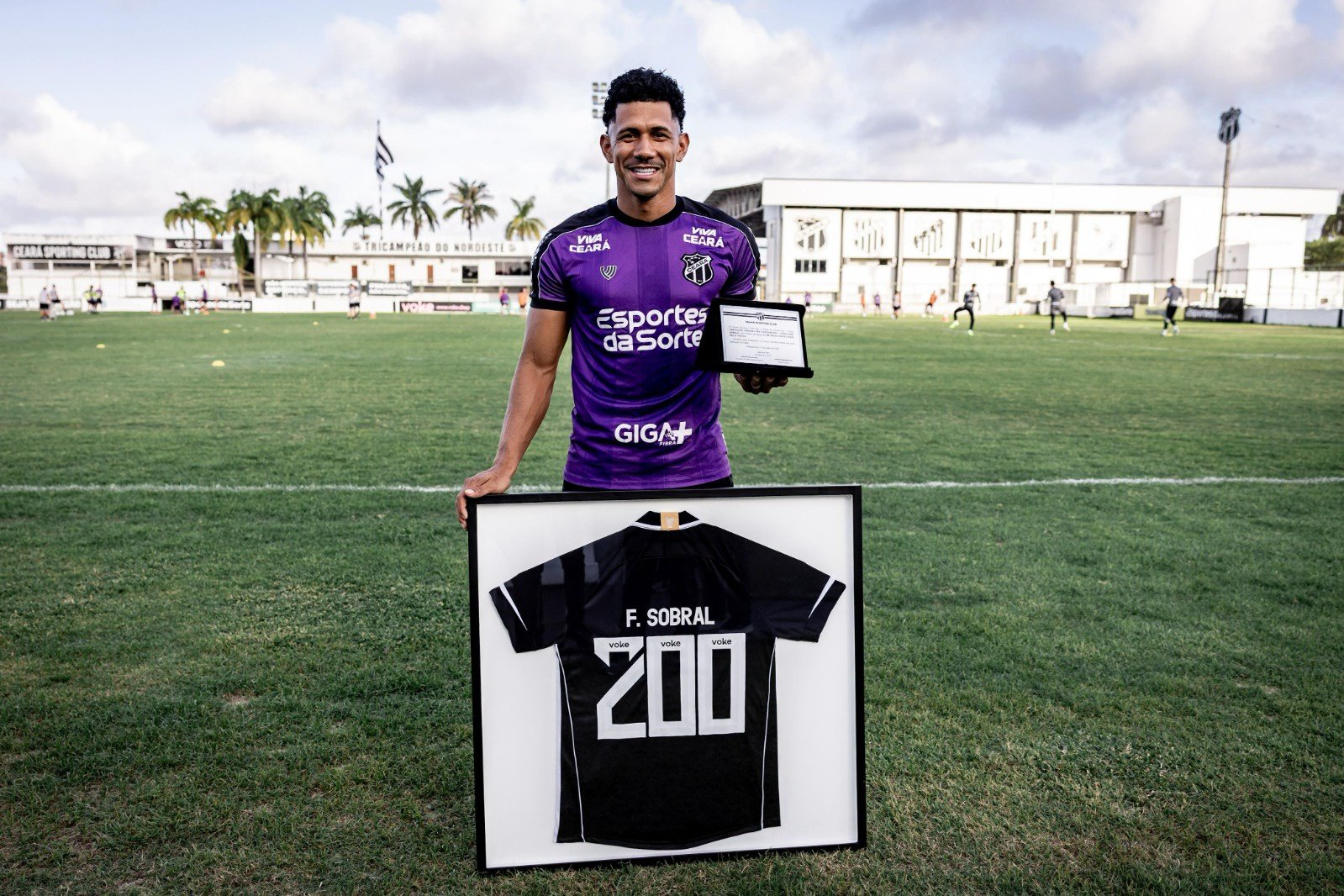 Fernando Sobral recebe camisa personalizada e placa em homenagem pelos 200 jogos pelo Ceará