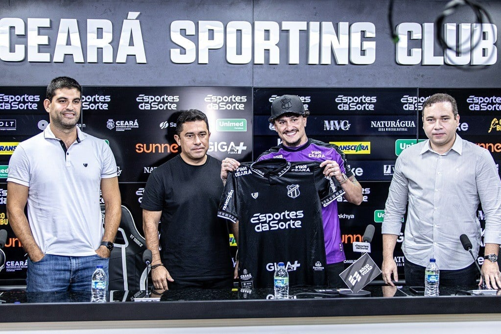 De volta ao Alvinegro, Vina se declara na apresentação: “A vida e o futebol me tornaram Ceará”