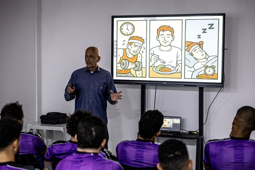 Atletas da base e do profissional participam de palestra com Dr. Fernando Soléra sobre antidopagem no futebol
