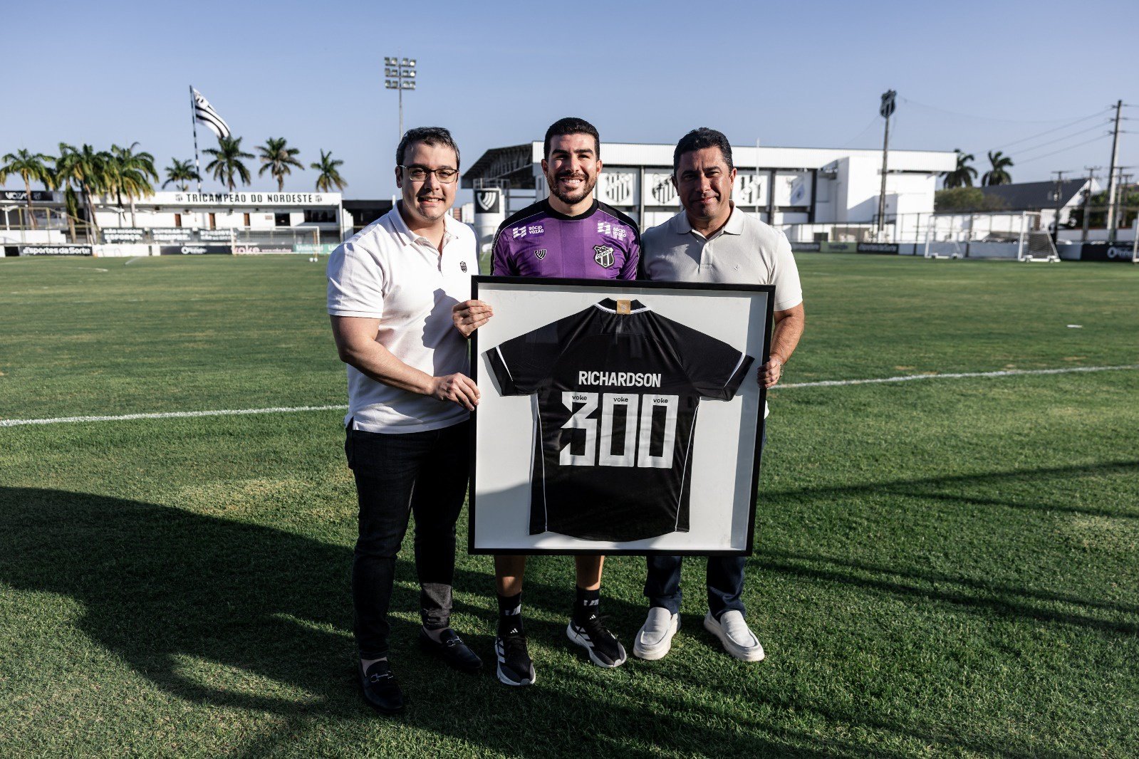 Richardson recebe placa e camisa em homenagem à marca de 300 partidas alcançadas pelo Ceará