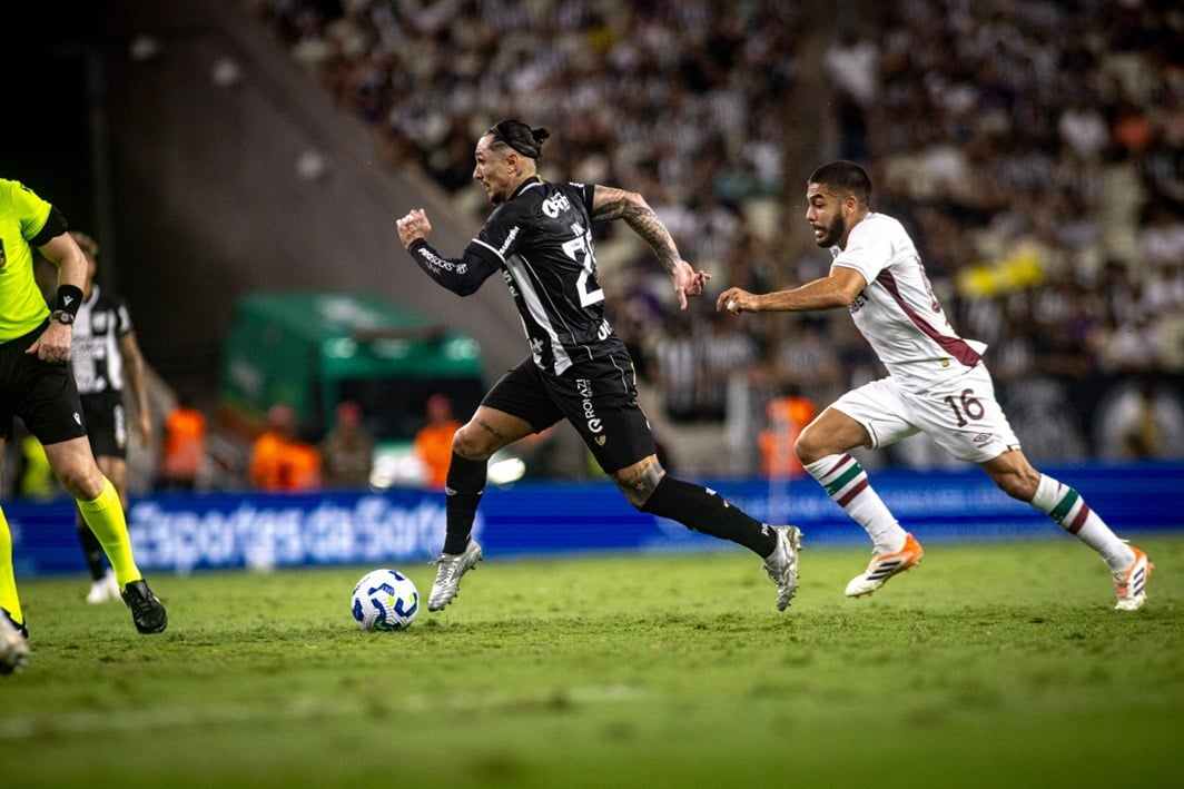 Após vitória, Vina comenta assistência para Pedro Raul e projeta Clássico-Rei: "Jogo especial"