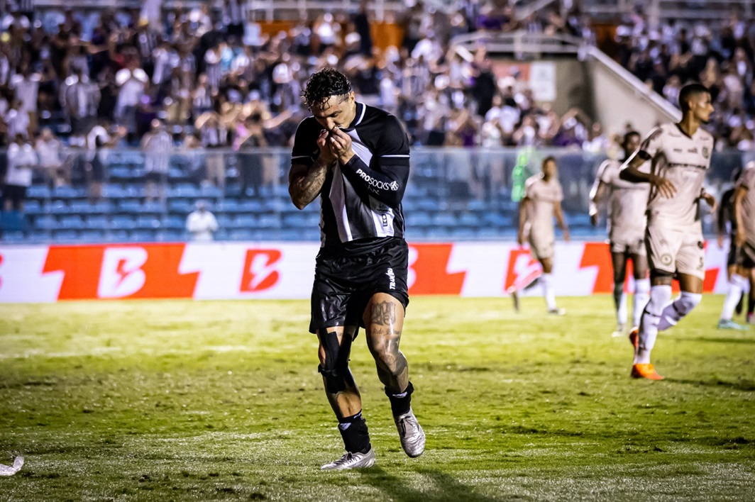 Na véspera do aniversário, Vina marca contra o Jacuipense e se declara ao Vozão: “O futebol me fez amar o Ceará”