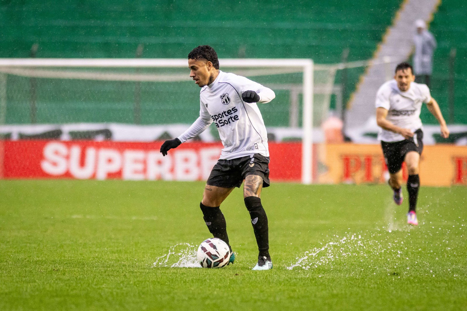 Em duelo de estreia do técnico Daniel Paulista, Ceará encara o Goiás fora de casa