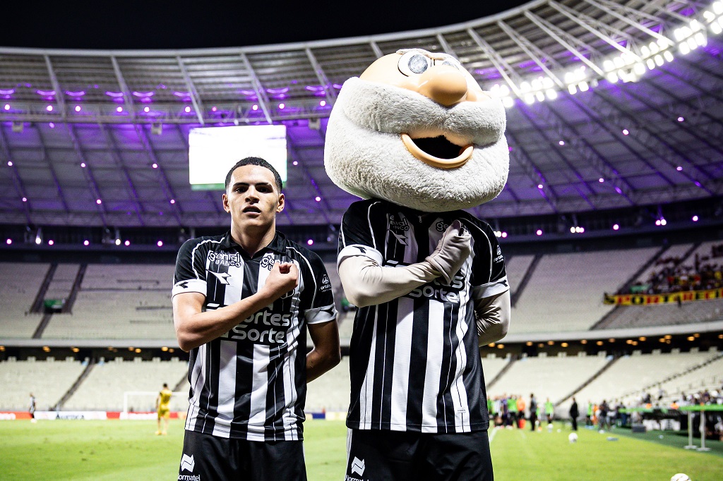 Das telas para o campo: Melk faz da paixão por animes marca de suas comemorações no Vozão