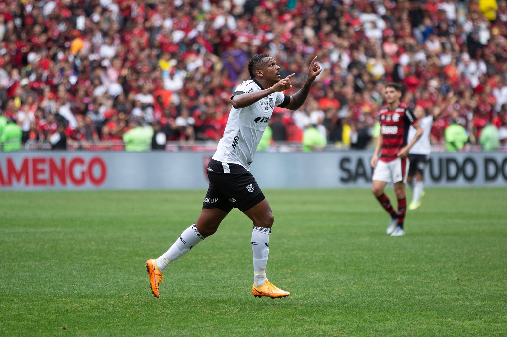 Jô celebra seu primeiro gol com a camisa do Ceará e projeta sequência da Série A