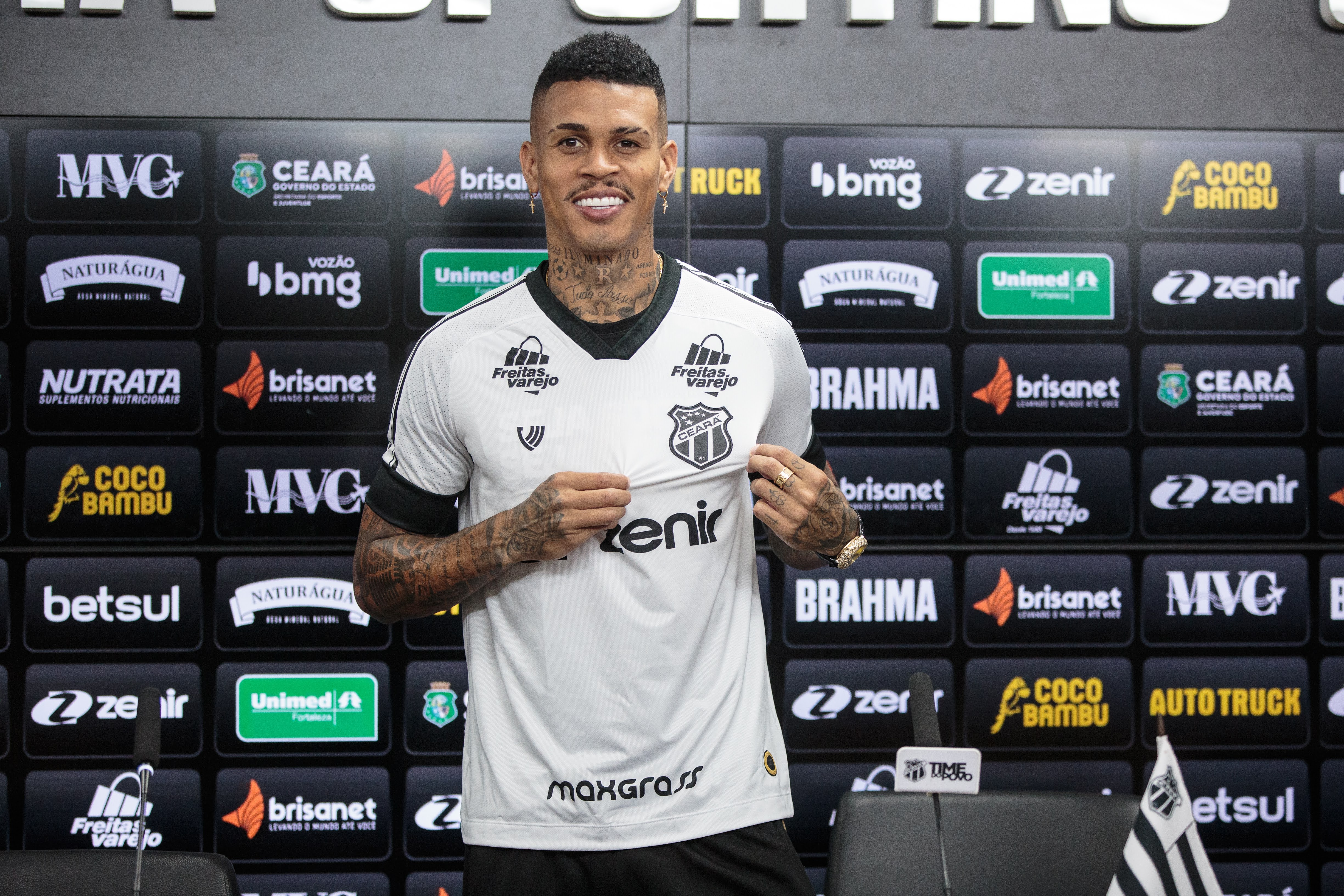 Em apresentação oficial, Richard afirma: “Muito feliz em estar vestindo essa camisa gigante do futebol brasileiro”