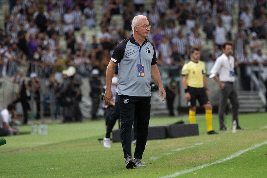 Em coletiva pós-jogo, Dorival Júnior valoriza empenho da equipe e apoio da torcida na vitória contra o Independiente/ARG