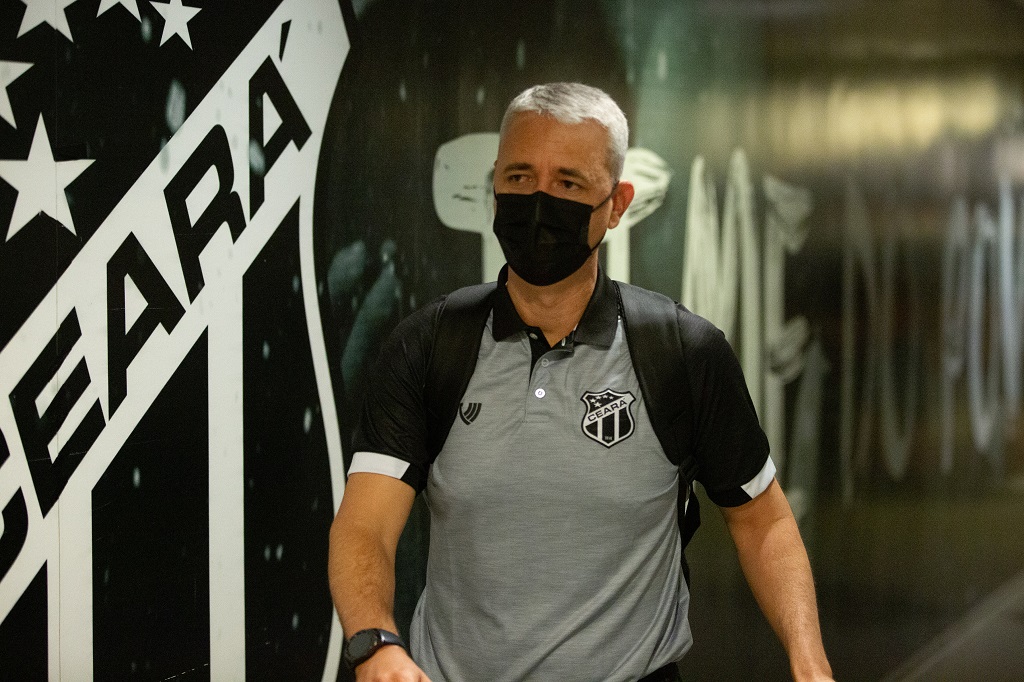 Após vencer o Corinthians, Tiago Nunes valoriza apoio da torcida e trabalho multidisciplinar em Porangabuçu