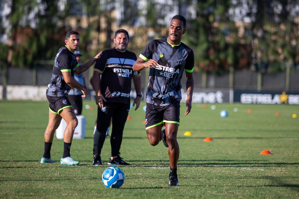 No CT de Porangabuçu, Eduardo Barroca comanda último treinamento antes de partida com o Vitória