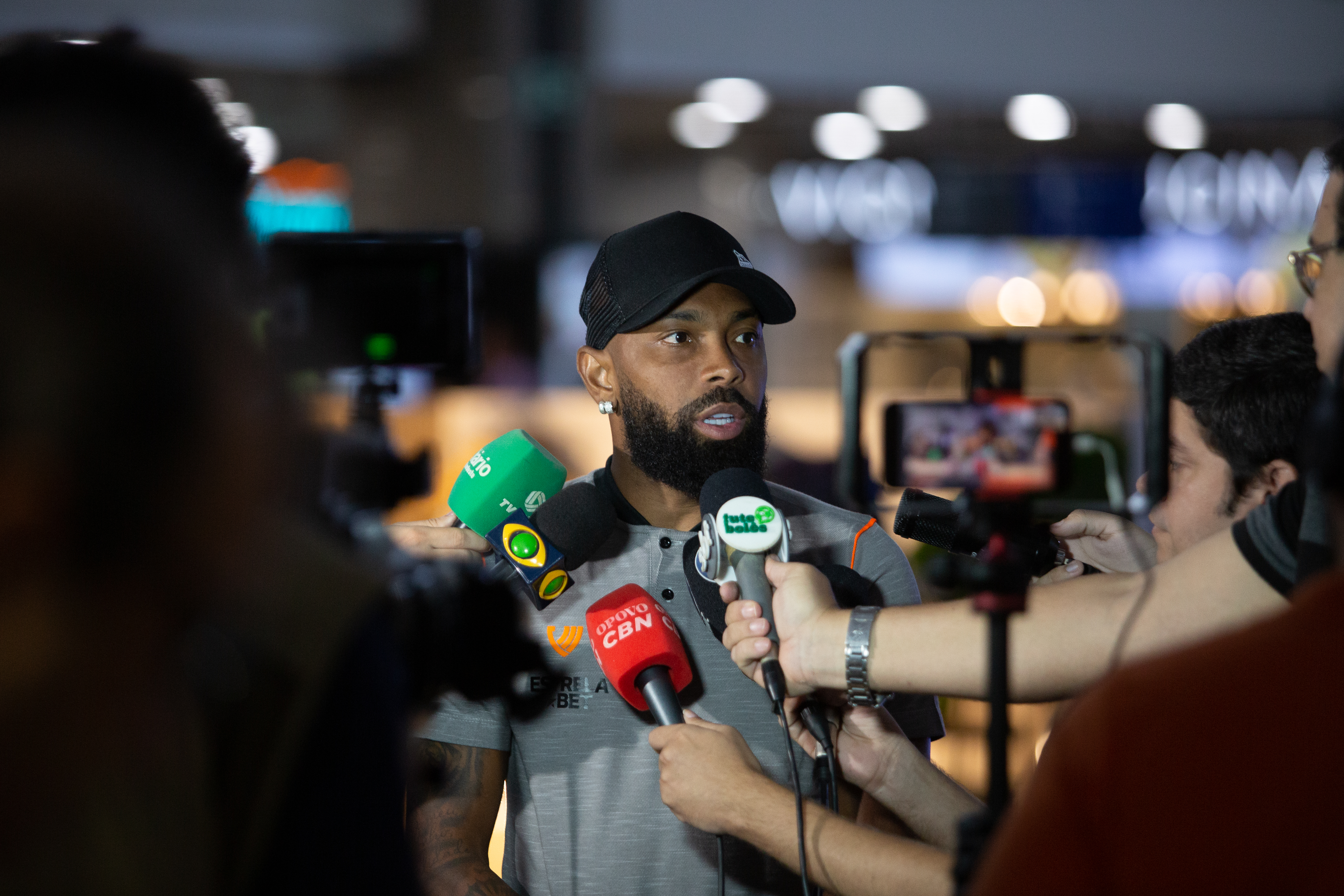 No embarque para Santa Catarina, Chay destaca o foco do grupo para mais uma partida no Brasileirão