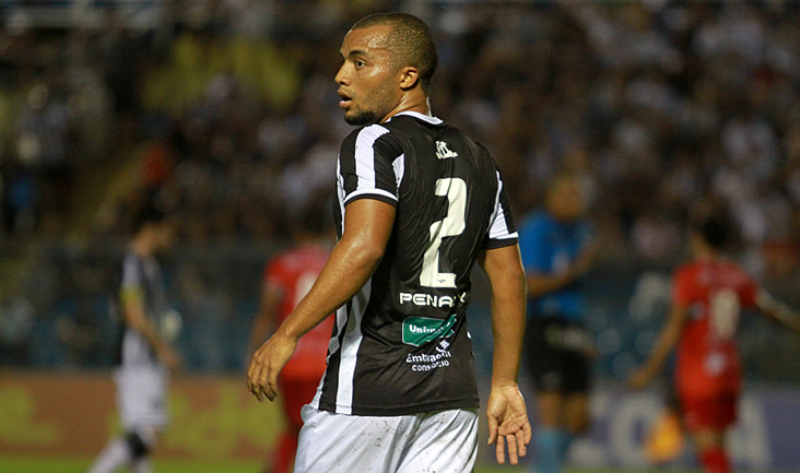 Samuel Xavier: “Jogando na posição de origem, a confiança aumenta”