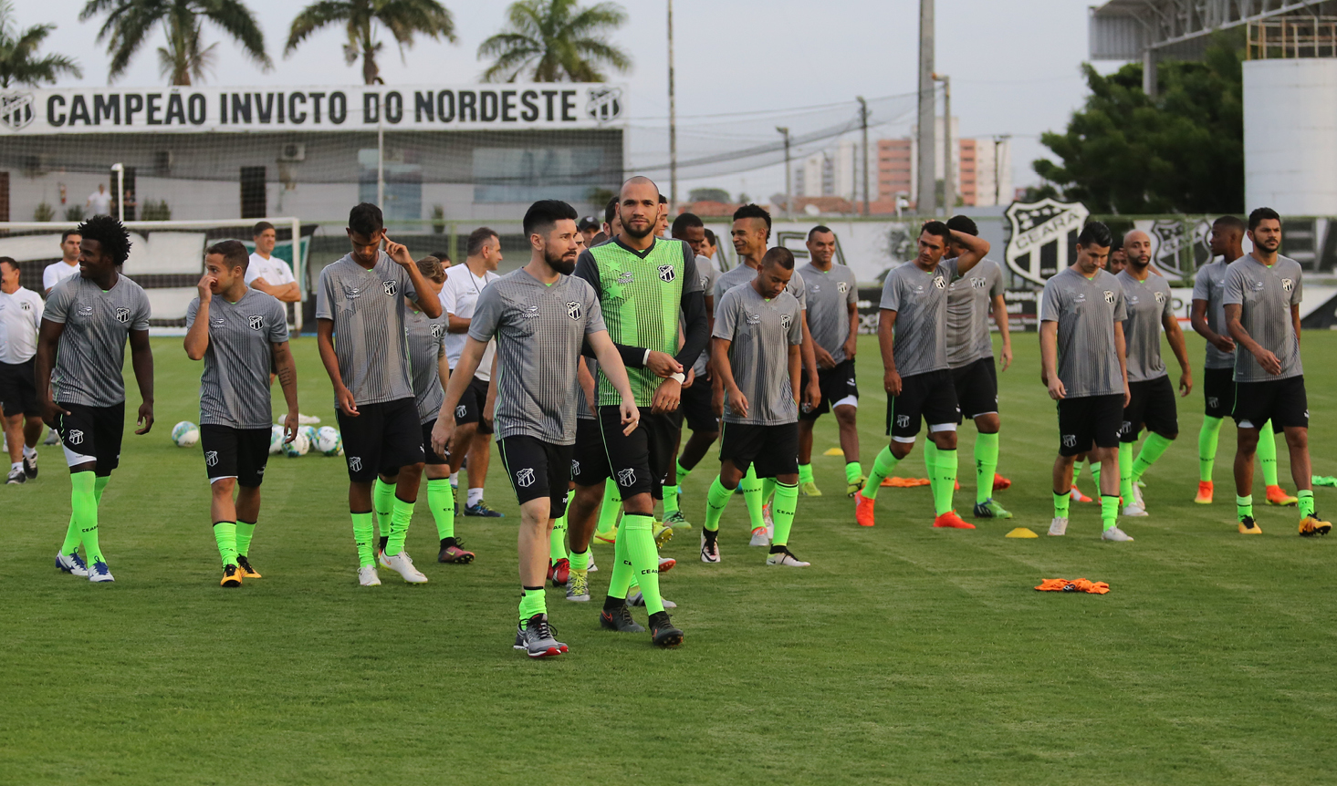 Torcida lota Estádio Vovozão em tarde de apresentação do elenco alvinegro