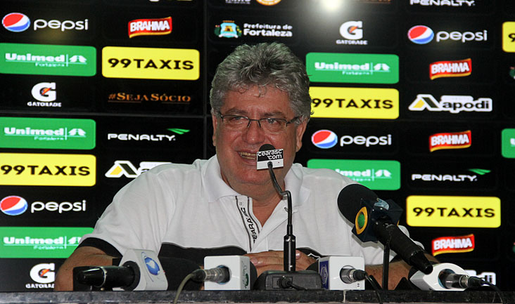 Geninho comandou treino em Porangabuçu e foi apresentado à imprensa