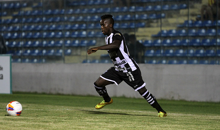 Com muita chuva no estádio Abilhão, Ceará perde para o Quixadá