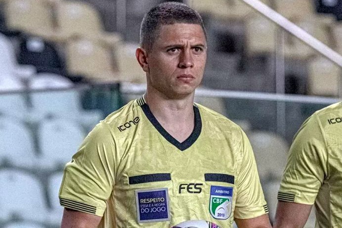 Árbitro capixaba Arthur Gomes Rabelo apita a partida entre Ceará e  Botafogo/SP