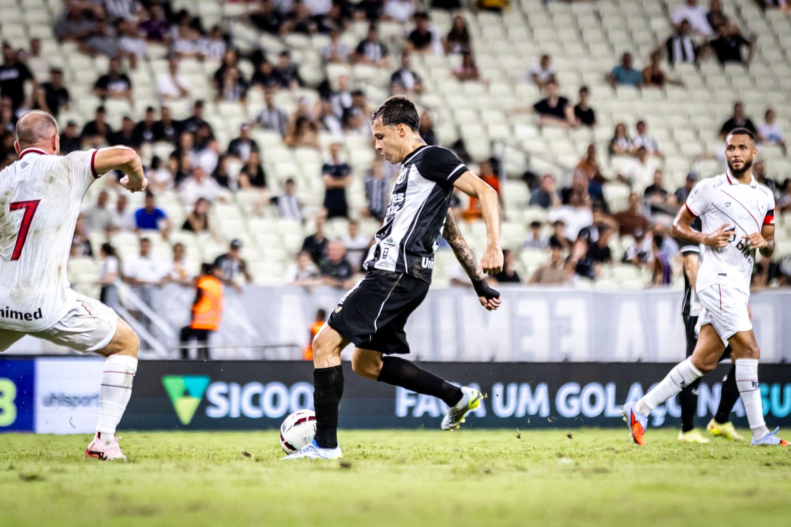 Camp. Brasileiro: Ceará batalha, mas é superado por 1 a 0 pelo Atlético/GO