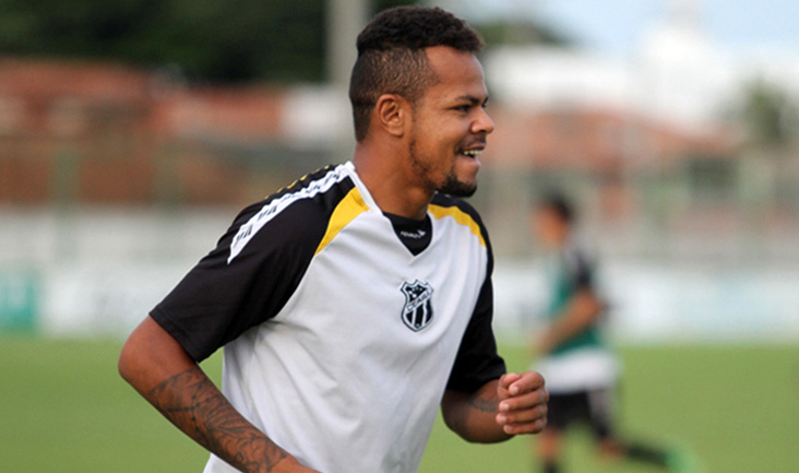 Com boa média de gols nos últimos jogos, Bill comemora