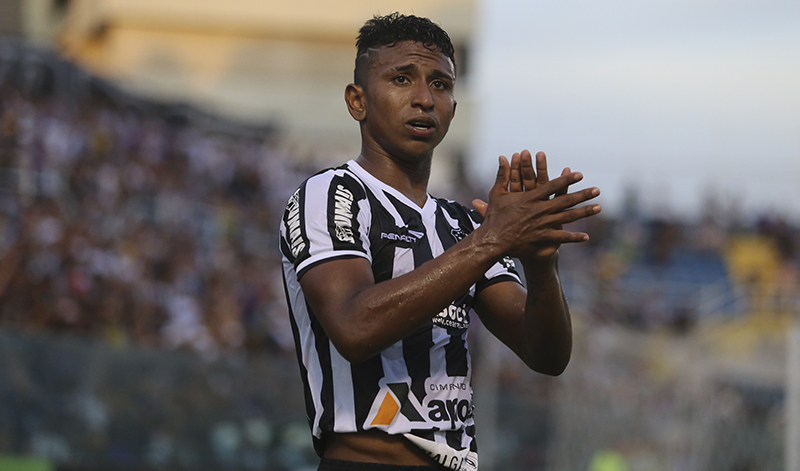 Buiú comemora gol e comenta expulsão: “Passou um filme na minha cabeça”