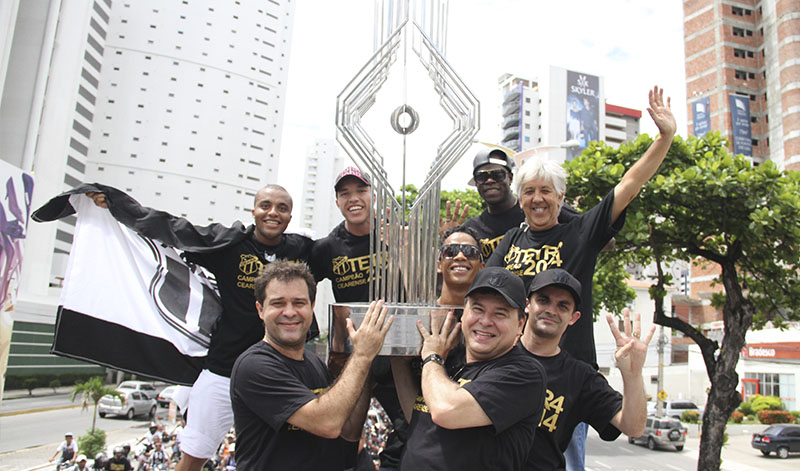 Em clima de comemoração, #CarreataVozão4x4 movimentou as ruas da capital
