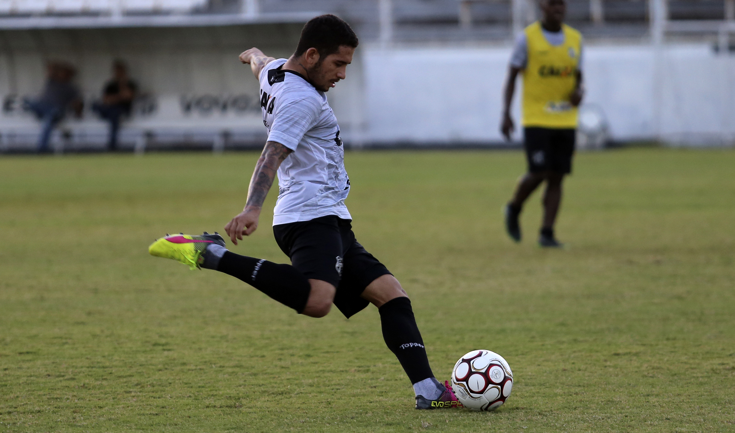 Chamusca testa mudanças no setor de ataque do time titular