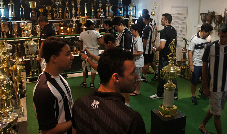 Centro Cultural alvinegro recebe torcedores para visitas guiadas