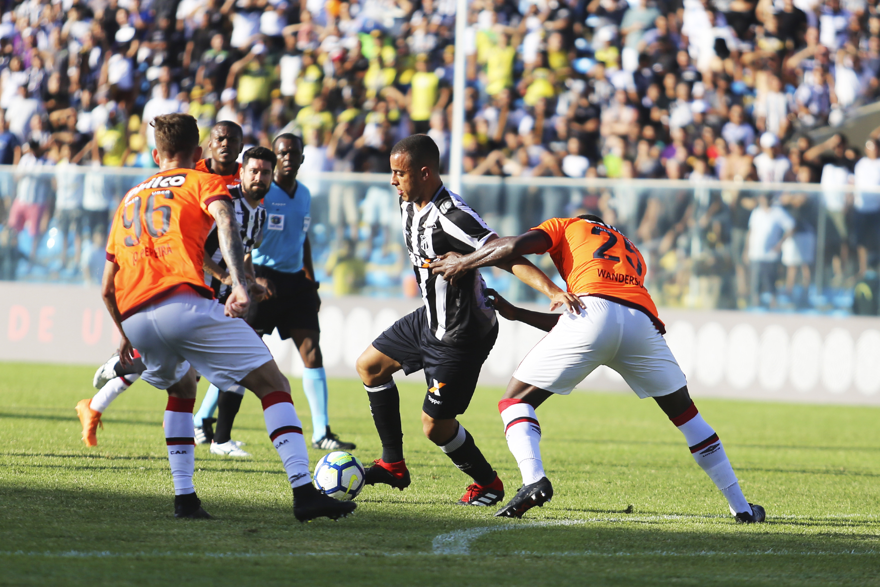 Ceará luta até o fim, mas fica no empate sem gols contra o Atlético/PR