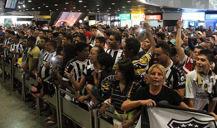 Com recepção calorosa, Ceará desembarcou e parte do grupo já treinou