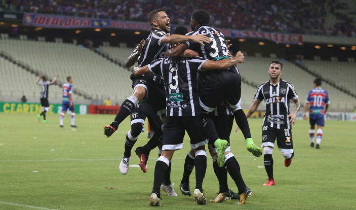 Ceará marca dois no 1º tempo, “tira o pé” no 2º e vence o Fortaleza na Arena Castelão