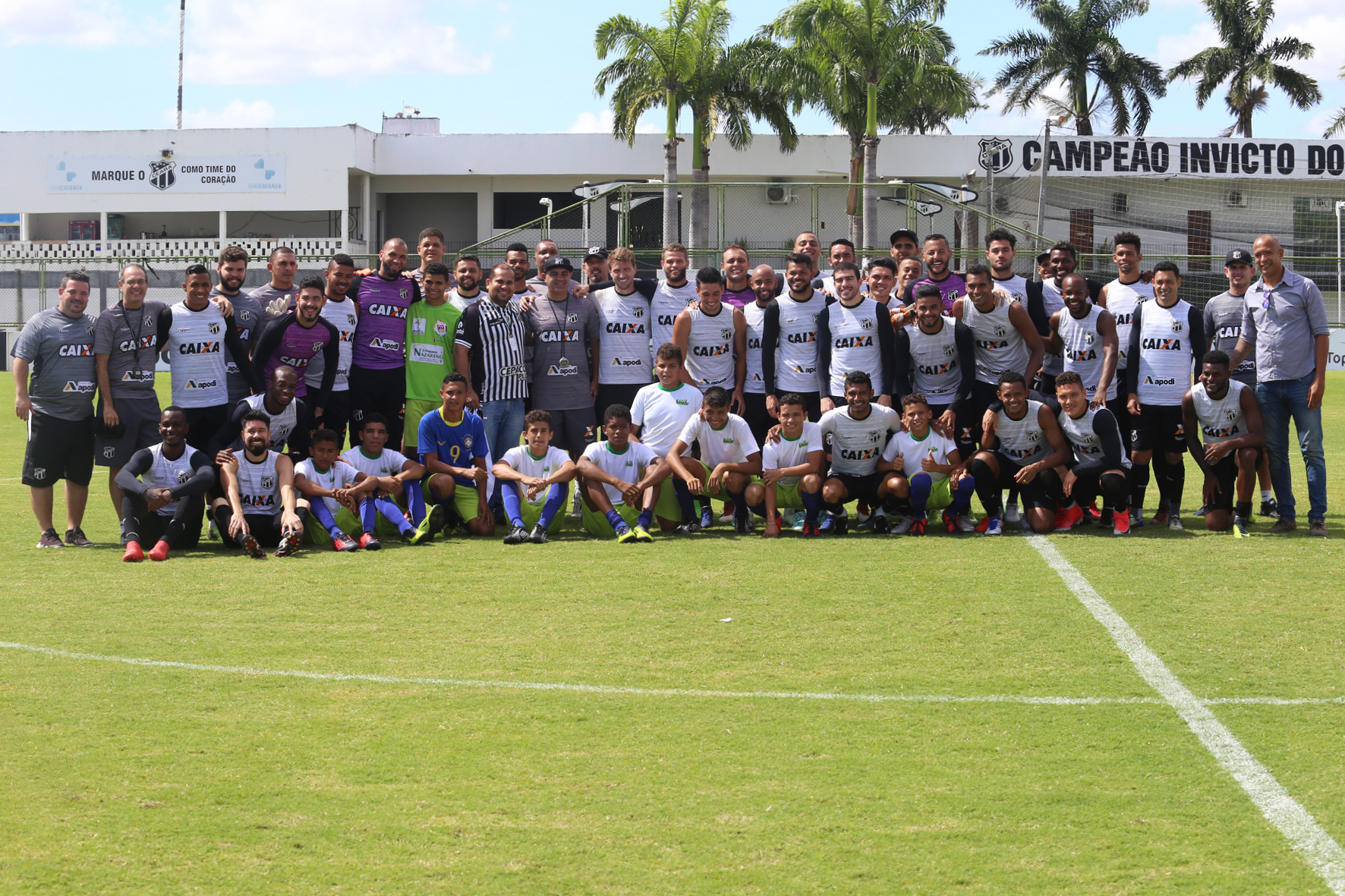 Elenco alvinegro recebe visita de atletas que disputarão Copa do Mundo na Rússia