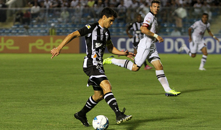Magno Alves marca no fim, Vozão vence e busca classificação
