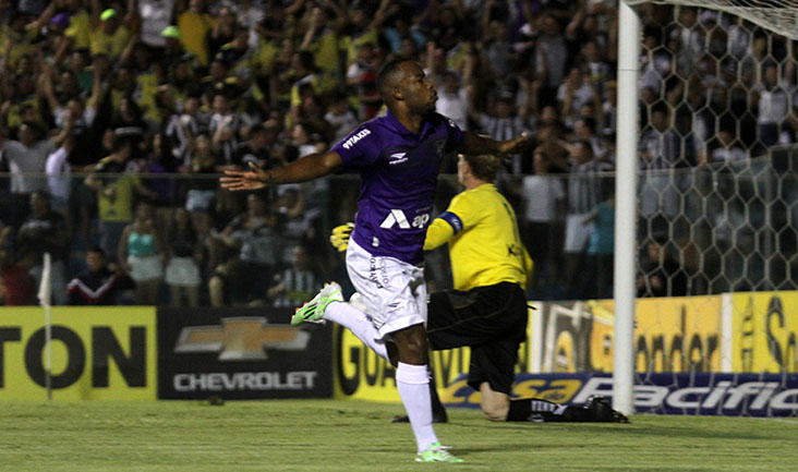 Ceará aplica 3 x 0 no Bragantino e garante quinta vitória seguida