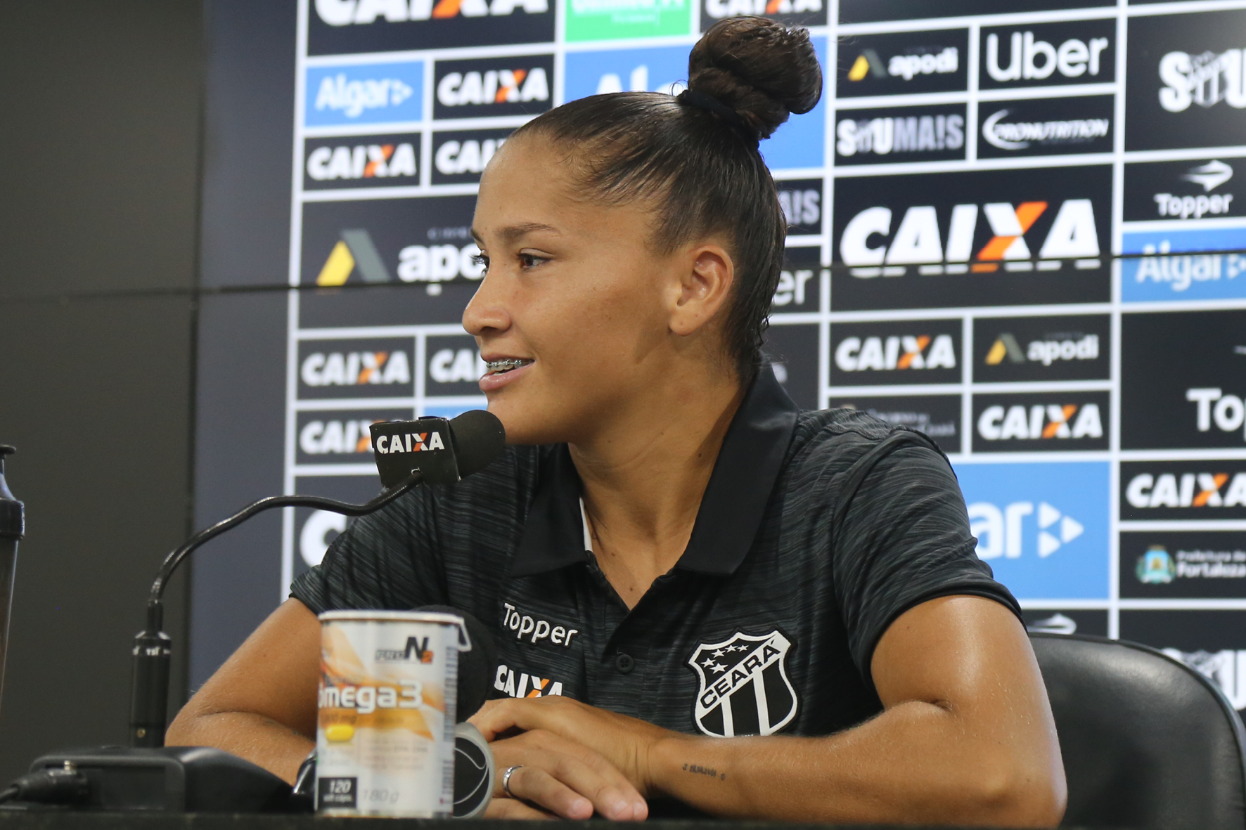 Time feminino do Ceará treina no Vovozão e participa de maratona de fotos e gravações