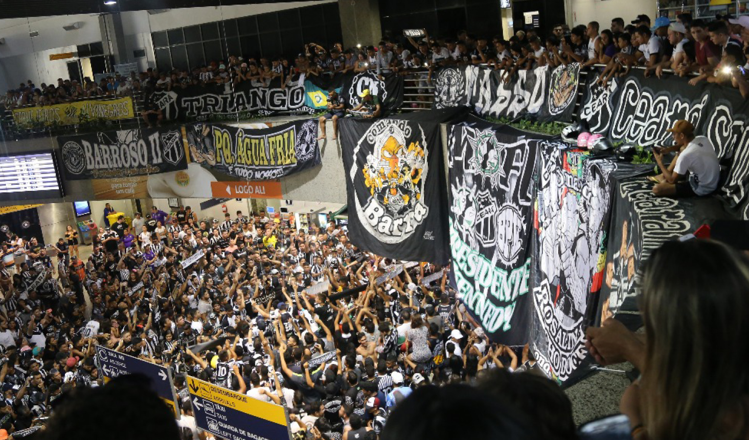 Torcida dá festa em mais uma recepção no desembarque da delegação alvinegra