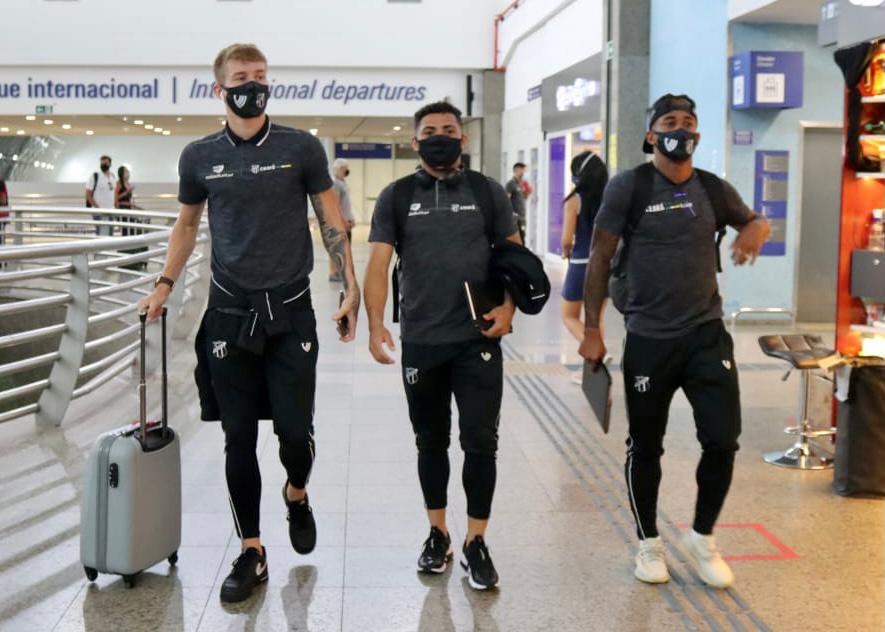 Na véspera do confronto contra o Flamengo, Ceará treina em Porangabuçu e viaja para o RJ
