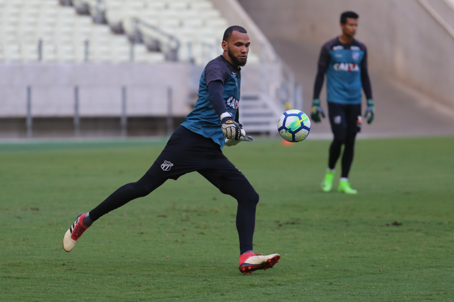 Em reta final de preparação, elenco do Ceará realiza treino fechado na Arena Castelão  