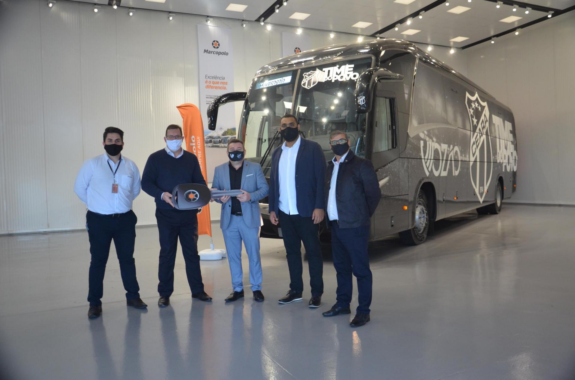 Em cerimônia de entrega de chave, executivos do Clube recebem novo ônibus do Ceará