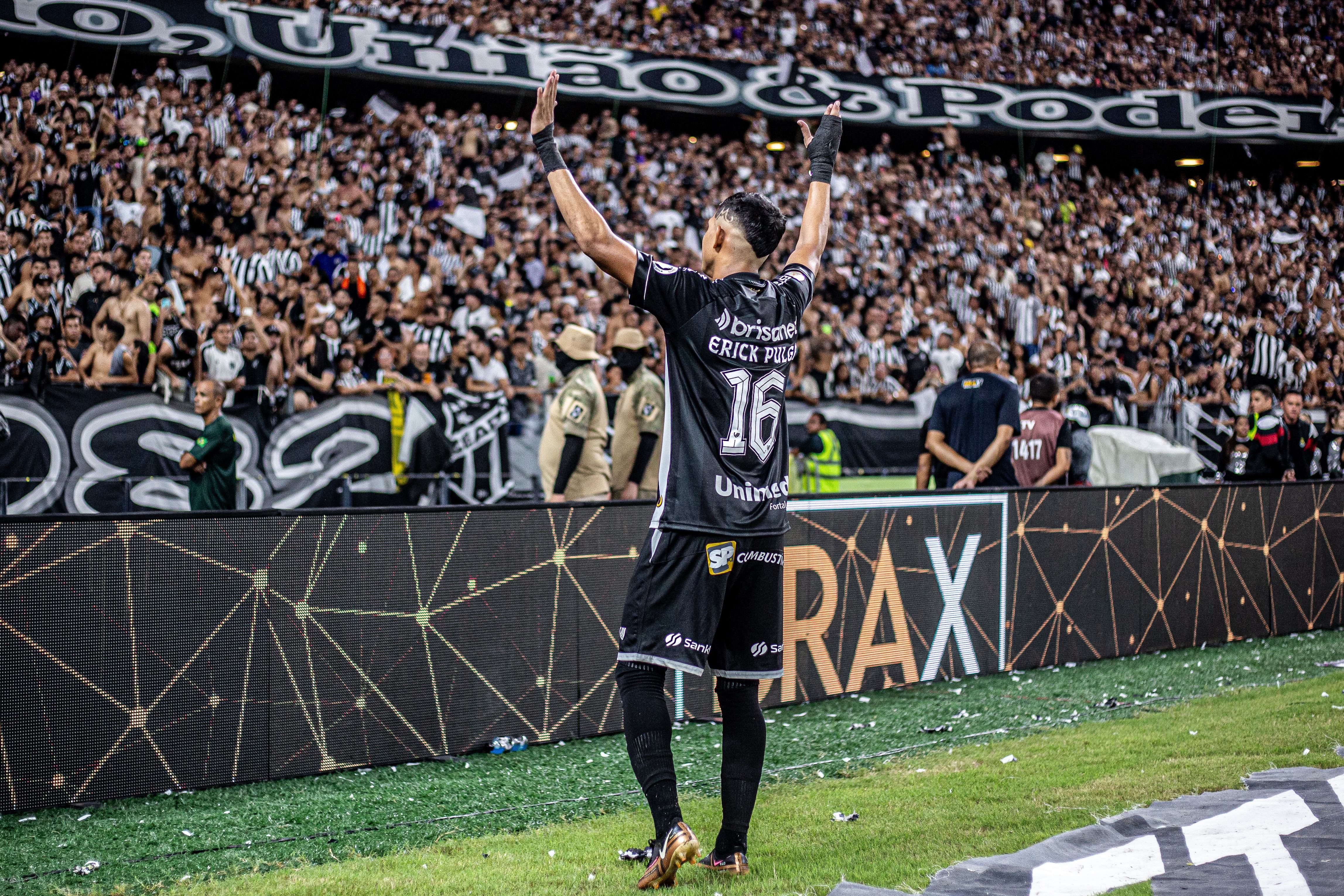 Das arquibancadas para o gramado, Erick Pulga comemora o título e artilharia do Estadual