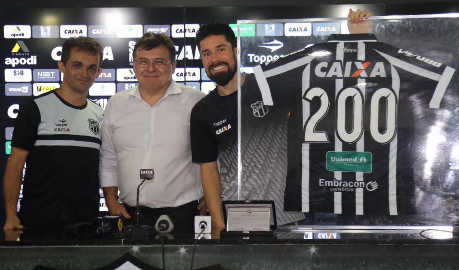 Em coletiva de imprensa, Ricardinho recebe homenagem pelos 200 jogos 