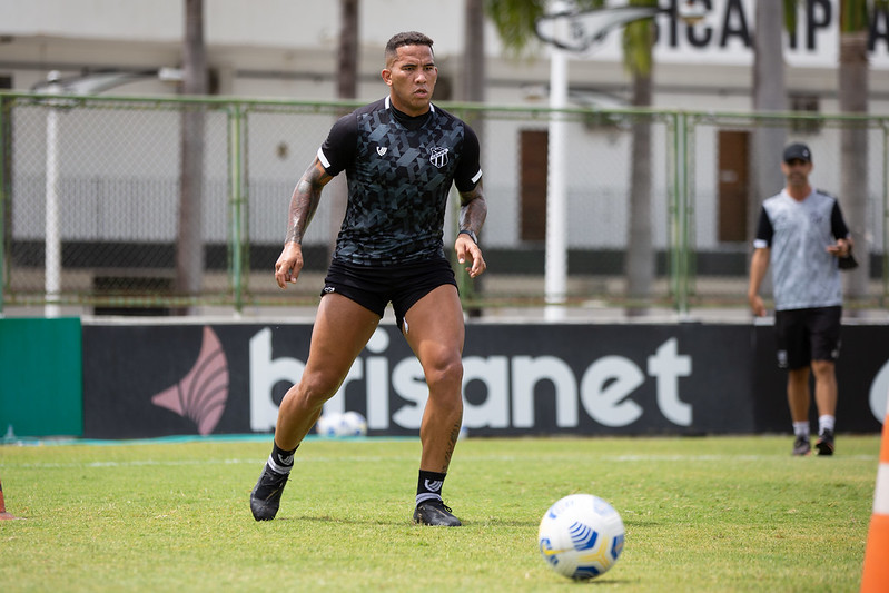 Ceará encerra preparação para jogo contra o Santos com treino apronto em Porangabuçu
