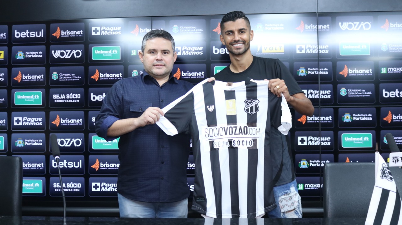 Meia Jorginho é oficialmente apresentado à imprensa