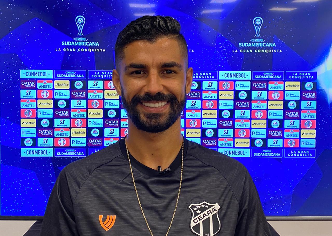 De olho no Bolivar, Jorginho concede entrevista coletiva, em Santa Cruz de La Sierra