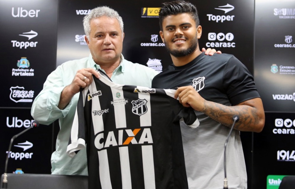 "Em campo, sou guerreiro e muito competitivo", afirma João Paulo, em apresentação