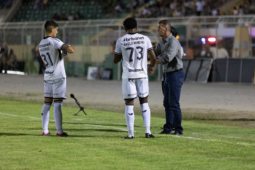 Depois de estreia com vitória na Copa do Nordeste, Vágner Mancini elogia a execução da estratégia por parte do grupo