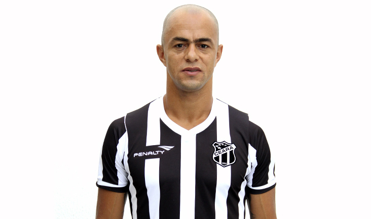 Vovô confirma contratação do atacante Júlio César