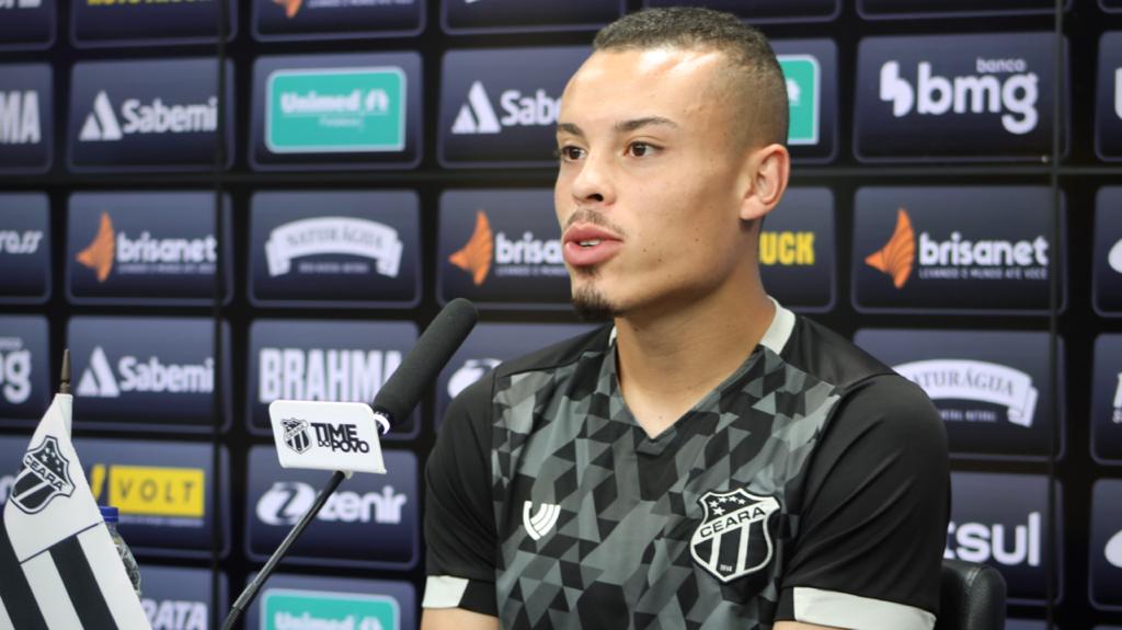 Kelvyn acredita que disputa por posição eleva qualidade do elenco e ajuda com evolução no Brasileirão